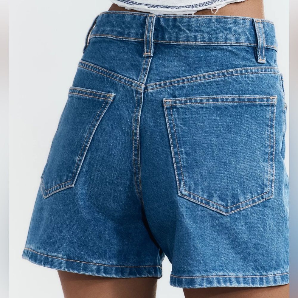 ZARA HIGH-RISE CROSS WAIST MOM FIT TRF DENIM SHORTS - Picture 5 of 9